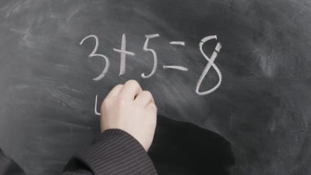 Närbild Manliga Händer Svart Kostym Skriver Läraren Matematiska Ekvationer Svart — Stockvideo