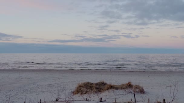 水平線に赤い空とビーチで夜の夕日 波が海岸に対してクラッシュします 休暇の概念 — ストック動画