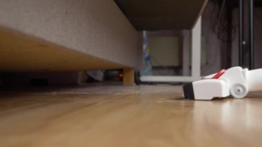 Elektrik süpürgesinin yakın çekimi gri kanepenin kirini temizliyor. Temizlik ve hijyen kavramı