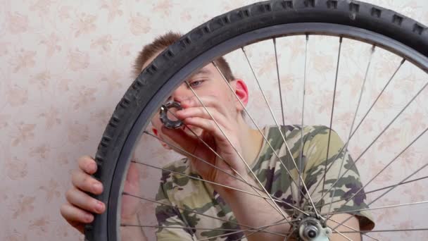 Tipo Repara Rueda Bicicleta Aprieta Los Rayos Volante Concepto Reparación — Vídeo de stock