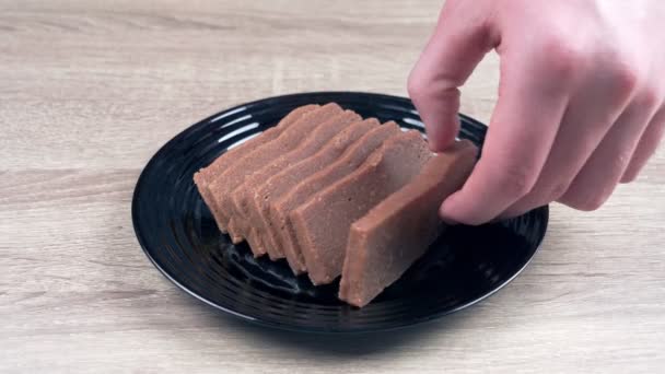 Kurabiyeler Bir Tabakta Dilimlenmiş Yoğunlaştırılmış Süt Kakao Kurabiyelerden Tatlı Çikolata — Stok video