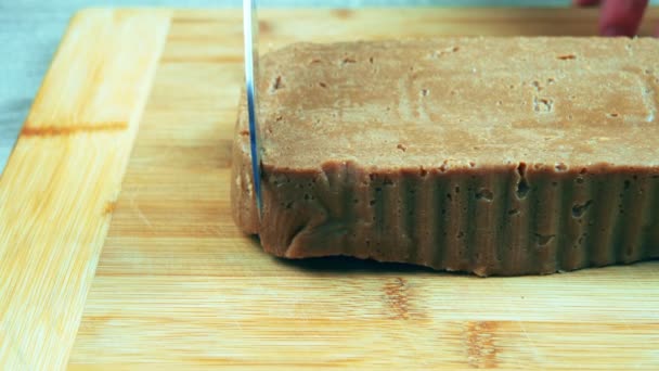 Galletas Dulces Rebanadas Una Tabla Elaboración Salchichas Chocolate Dulce Partir — Vídeo de stock