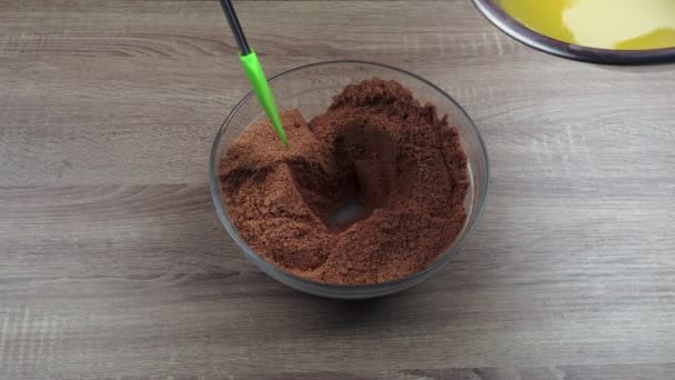 Tereyağlı Kakaolu Kurabiyeleri Karıştırıyorum Yoğunlaştırılmış Süt Kakao Kurabiyelerden Tatlı Çikolata — Stok video