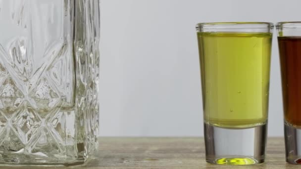 Primo Piano Decanter Tavolo Legno Certo Numero Bicchieri Con Alcol — Video Stock