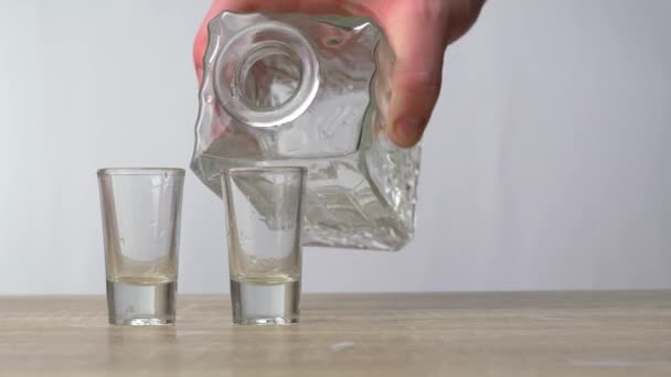 Hay Decantador Alcohol Una Mesa Madera Dos Vasos Vacíos Lado — Vídeos de Stock