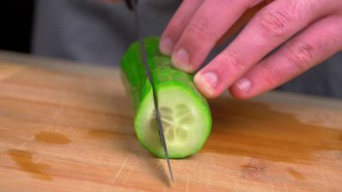 Genç aşçı farklı ürünlerden rulo yapmayı öğreniyor, evde suşi ve suşi yapıyor, Japon yemeği kavramı.