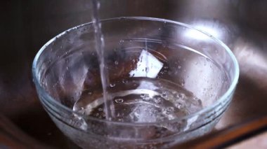 Genç aşçı farklı ürünlerden rulo yapmayı öğreniyor, evde suşi ve suşi yapıyor, Japon yemeği kavramı.