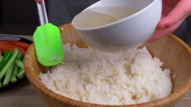 Genç aşçı farklı ürünlerden rulo yapmayı öğreniyor, evde suşi ve suşi yapıyor, Japon yemeği kavramı.