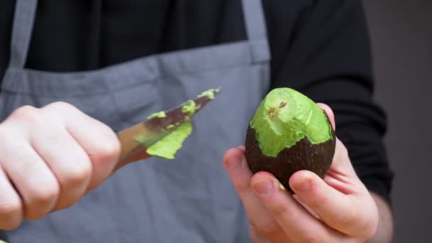 Νεαρός Σεφ Μαθαίνουν Μαγειρεύουν Ρολά Από Διαφορετικά Προϊόντα Κάνοντας Ρολά — Αρχείο Βίντεο
