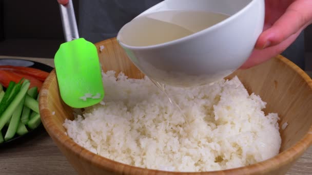 Junger Koch Lernt Brötchen Aus Verschiedenen Produkten Kochen Macht Semmeln — Stockvideo