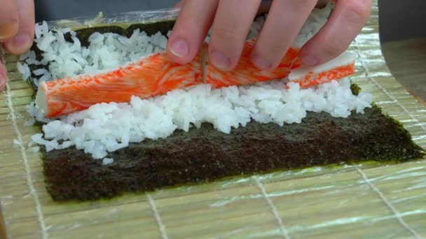 Fiatal Séf Tanul Főzni Tekercsek Különböző Termékek Hogy Tekercsek Sushi — Stock videók