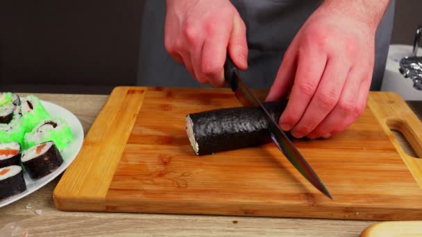 Joven Chef Aprendiendo Cocinar Rollos Diferentes Productos Haciendo Rollos Sushi — Vídeo de stock