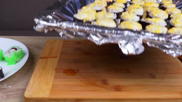 Mladý Kuchař Učí Vařit Závitky Různých Produktů Dělat Závitky Sushi — Stock video
