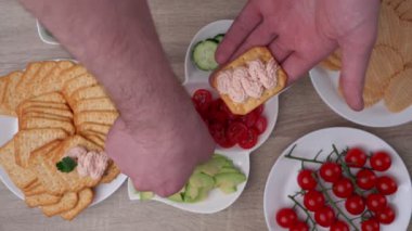 Siyah, klasik bir metronom masanın üzerinde dururken ritmi çalar, arkada bir çello yatar, yakın plan bir müzik aleti konsepti.