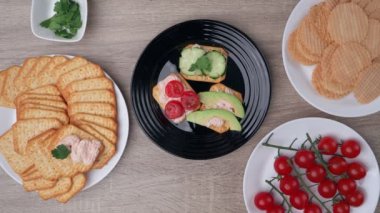 Siyah, klasik bir metronom masanın üzerinde dururken ritmi çalar, arkada bir çello yatar, yakın plan bir müzik aleti konsepti.