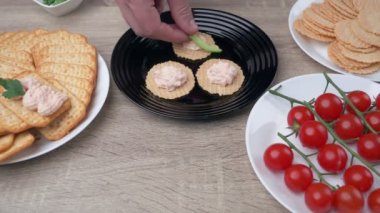 Siyah, klasik bir metronom masanın üzerinde dururken ritmi çalar, arkada bir çello yatar, yakın plan bir müzik aleti konsepti.