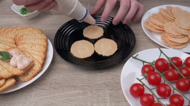 Metrónomo Vintage Negro Late Ritmo Mientras Está Pie Sobre Mesa — Vídeos de Stock