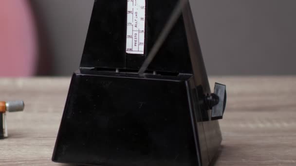 Metrónomo Vintage Negro Late Ritmo Mientras Está Pie Sobre Mesa — Vídeos de Stock