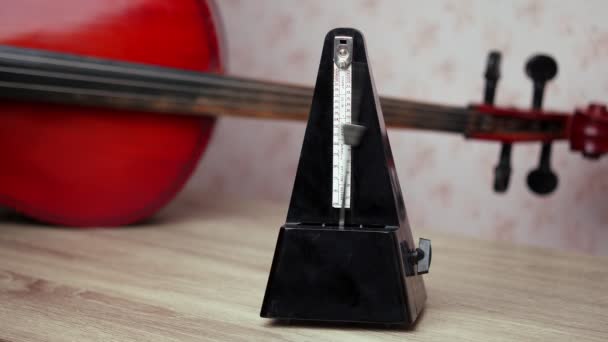 Μια Μαύρη Vintage Metronome Κτυπά Ρυθμό Ενώ Στέκεται Στο Τραπέζι — Αρχείο Βίντεο