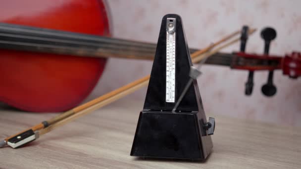 Métronome Vintage Noir Bat Rythme Tout Tenant Sur Table Violoncelle — Video