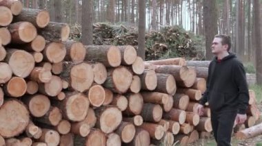 Yığınlar halinde uzanan orman ağaçları, artık ağaç olmadığı için yas tutan adam, ağaçların kesilmesi ormanların yok edilmesi kavramına başladı.