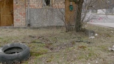 Kerpich 'ten yapılmış eski bir bina, hepsi çöp, plastik şişeler, doğayı kirletme kavramı, ekolojik bir felaket.