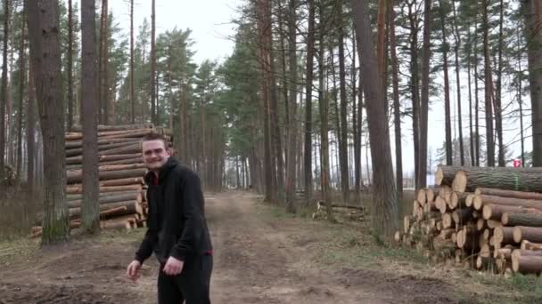 Skog Fallna Träd Som Ligger Högar Killen Sörjer Att Det — Stockvideo