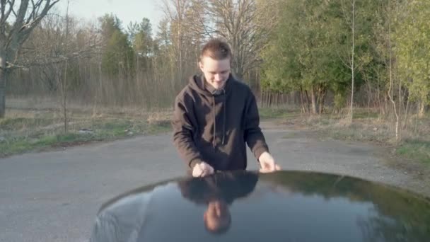Молодий Хлопець Закриває Капот Машини Він Задоволений Своєю Роботою Він — стокове відео