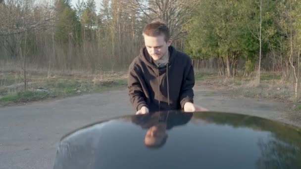 Jovem Fecha Capô Carro Ele Não Está Satisfeito Com Seu — Vídeo de Stock