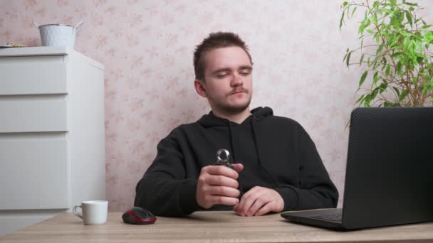 Jovem Senta Computador Relaxa Senta Mesa Conceito Jovens — Vídeo de Stock