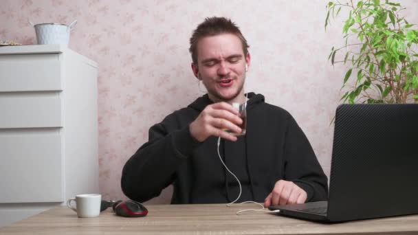 Cara Senta Computador Conversa Com Alguém Link Vídeo Bebe Álcool — Vídeo de Stock