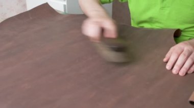 Evde çalışan genç deri işçisi, zanaatkar deri, deri üreticisi, tabakçı ve deri işçisi.