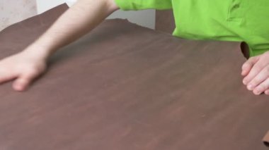 Evde çalışan genç deri işçisi, zanaatkar deri, deri üreticisi, tabakçı ve deri işçisi.