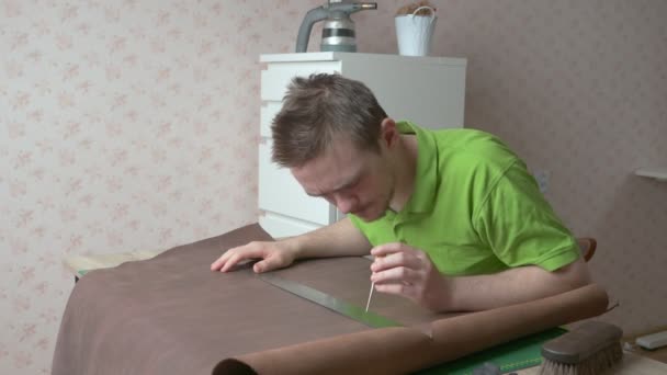 Młody Rzemieślnik Skórzany Pracuje Domu Rzemieślnik Stosuje Środki Linijką Cięcia — Wideo stockowe