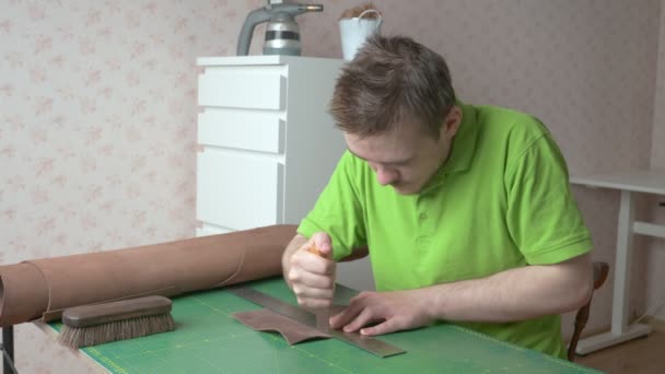 Jonge Lederen Ambachtsman Werkt Thuis Ambachtsman Maatregelen Met Een Liniaal — Stockvideo