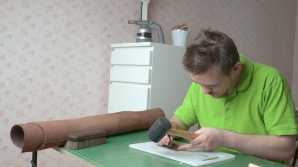Jeune Artisan Cuir Travaillant Maison Artisan Perforant Des Trous Ronds — Video
