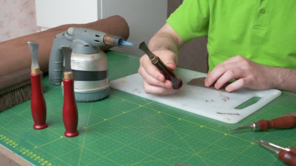 Jeune Artisan Cuir Travaillant Maison Artisan Chauffe Outil Feu Pour — Video
