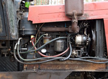 Kesilen ağaçları toplayan traktör yan duruyor, motoru kapatıyor, ormansızlaştırıyor..