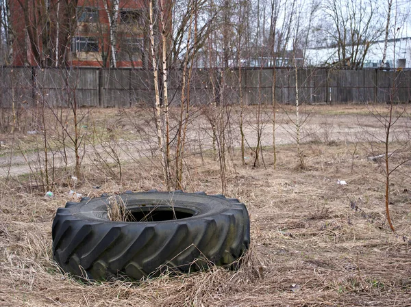 Eski ihmal edilmiş kirli bölge, eski binalar, gezegen kirliliği kavramı.