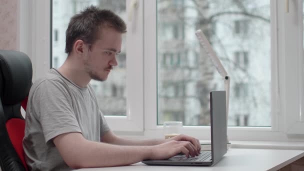 Ung Kille Trött Att Arbeta Han Bär Grå Shirt Han — Stockvideo