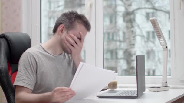 Ung Kille Läser Dokument Han Bär Grå Shirt Han Sitter — Stockvideo