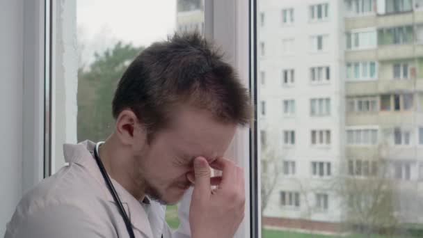 Médico Joven Está Muy Molesto Está Pie Cerca Ventana Sobre — Vídeos de Stock