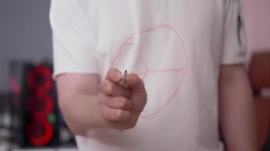 Genç bir beyaz adamın eli grafikler yazıyor, iş öğrenme ve mesafe öğrenme kavramı.