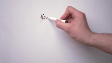 Beyaz bir adamın eli beyaz bir manyetik tahtaya kelimeler, çalışma ve mesafe öğrenme kavramını yazıyor.