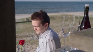 Adam bir kızla buluşmayı bekliyor, gergin, yorgun ve artık gelmeyeceğini düşünüyor, tişört ve eşofman giyiyor, buluşma ve randevu kavramı, bekliyor.