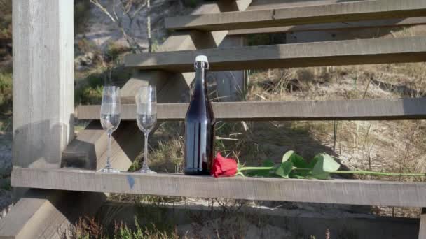 一瓶香槟和一副眼镜矗立在一个木制楼梯上 这就是见面 等待的概念 — 图库视频影像