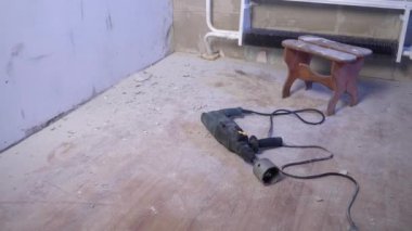 Çekiç matkabının olduğu yere kamera döşemek, inşaatçı öğle yemeğine gitmek, inşaat konsepti, elektrik döşeme