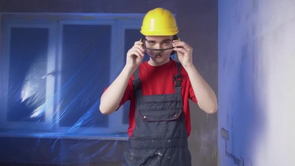 Builder Wearing Protective Accessories Wearing Construction Clothing Hard Hat Drilling — Stock Video