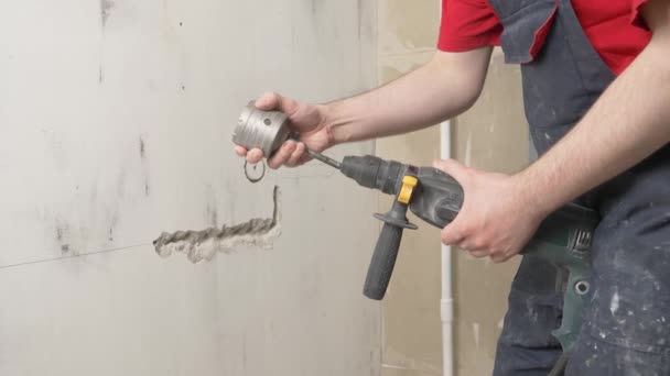 Constructeur Prépare Outil Pour Percer Mur Porte Des Vêtements Construction — Video