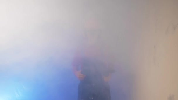 Constructor Emerge Una Nube Humo Con Perforador Mano Lleva Ropa — Vídeo de stock